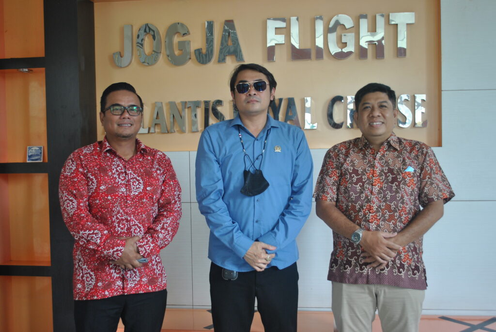 Jajaran Direksi sekolah penerbangan Jogja Flight Indonesia berfoto bersama Dr. Shri I Gusti Ngurah Arya Wedakarna M Wedasteraputra Suyasa III, SE(MTRU), M.Si.